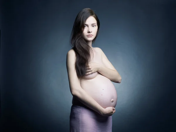 Unga gravid kvinna — Stockfoto