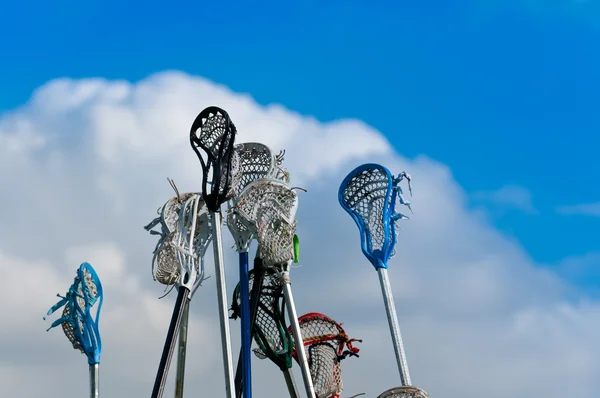 Lacrosse stokken in de hemel Rechtenvrije Stockfoto's