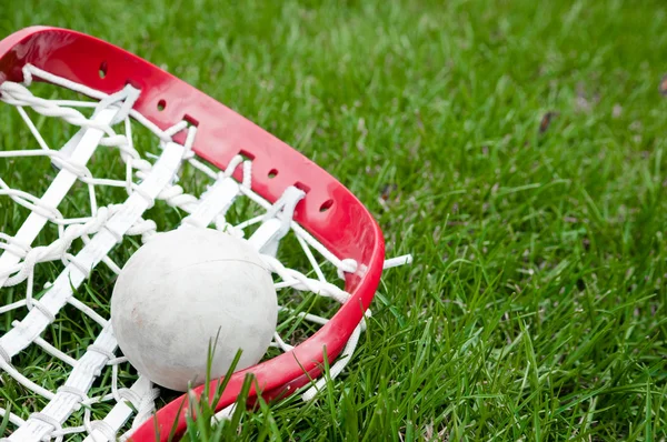 Dziewczyny lacrosse głowy i szary piłkę na trawie — Zdjęcie stockowe