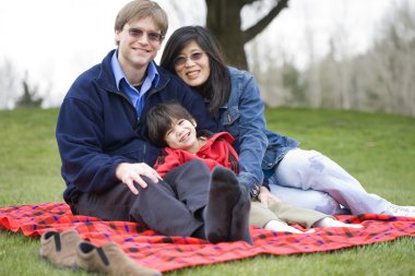 yakışıklı babası ile Engelli oğlu Parkı'nda oturma