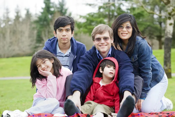 Szczęśliwa rodzina międzyrasowy korzystających dzień w parku — Zdjęcie stockowe