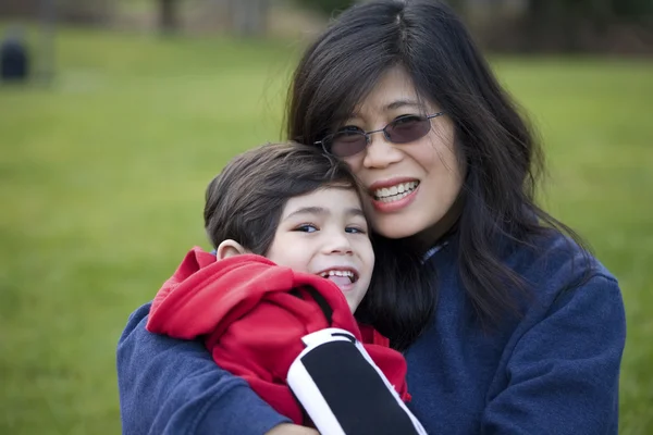 Güzel Asyalı anne Engelli oğlunun park holding — Stok fotoğraf