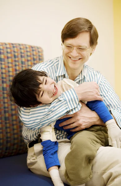 Padre con figlio disabile nello studio medico — Foto Stock
