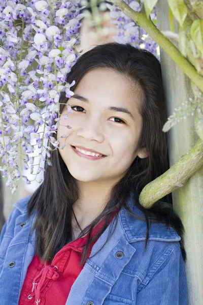 Piękna teen dziewczyna stojąc pod uprawę winorośli wisteria — Zdjęcie stockowe