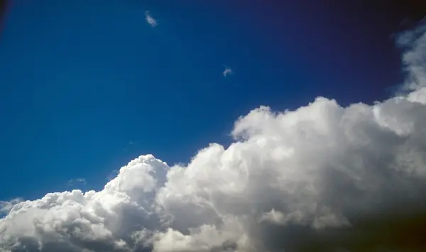 Хмари на блакитному небі . — стокове фото