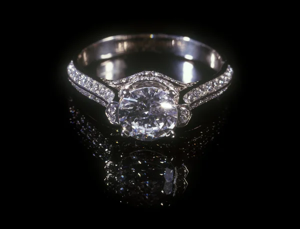 Ring van de diamant. — Stockfoto