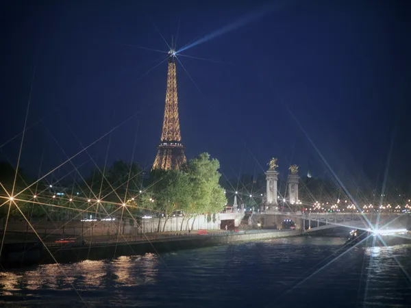 Floden seine med Eiffeltornet nattetid. — Stockfoto