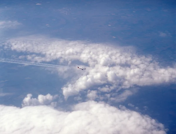 Samolot lecący nad chmurami. — Zdjęcie stockowe
