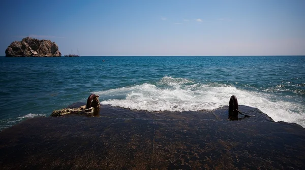 Vlnolamu v černém moři — Stock fotografie