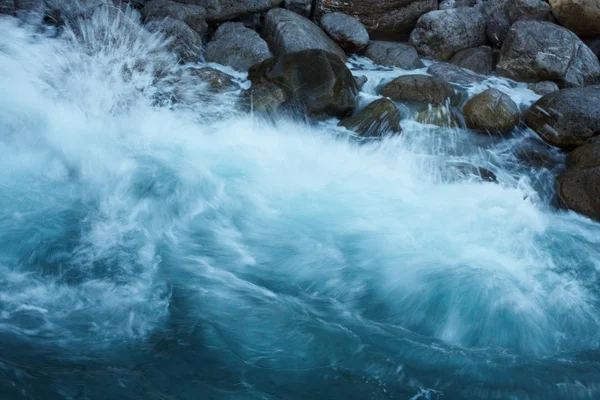 Συντριβή παράκτια κύματα στα βράχια — Φωτογραφία Αρχείου