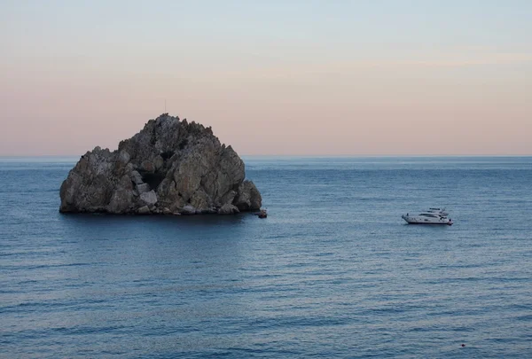 Rocks Adalaire et yacht. Gurzuf . — Photo