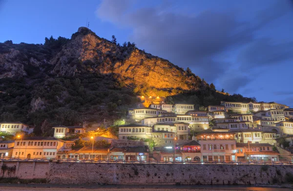 Cidade de Berat na Albânia à noite — Fotografia de Stock