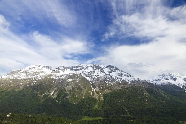 Karla kaplı dağ — Stok fotoğraf