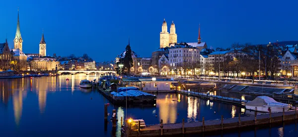 Zürich bij nacht uitzicht op de rivier — Stockfoto