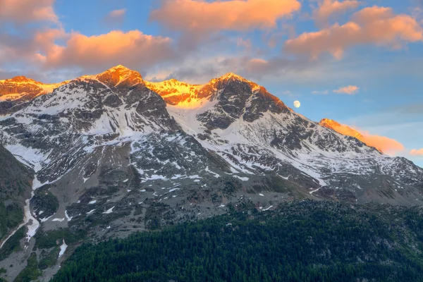 Bergkette bei Sonnenuntergang — Stockfoto