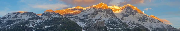 Bergskedja i solnedgången — Stockfoto