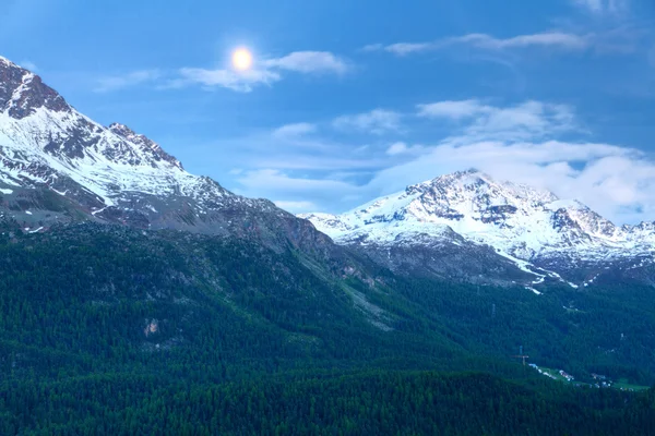 Alpina berg i en monlit natt — Stockfoto