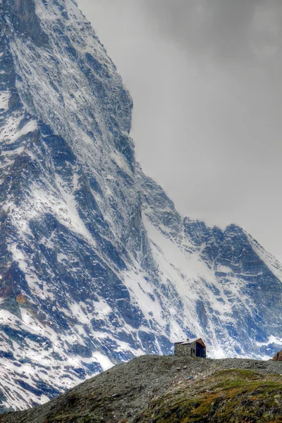 Casa singola di fronte alla montagna Cervino — Foto Stock