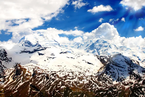 Высокий альпийский пейзаж — стоковое фото