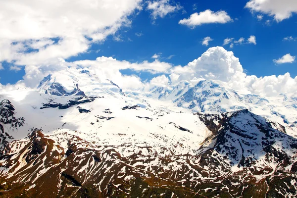 Высокий альпийский пейзаж — стоковое фото
