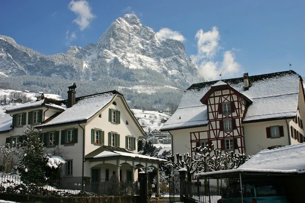 Történelmi házak, Schwyz, hegyi mythen vissza a hóban — Stock Fotó