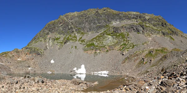 Панорама горного озера — стоковое фото