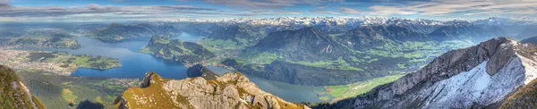 Långt bergspanorama över Vierwaldstättersjön, Schweiz — Stockfoto