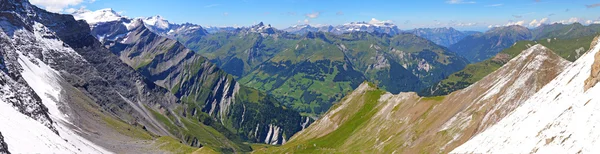 Hegyi panoráma segnas át, Svájc — Stock Fotó