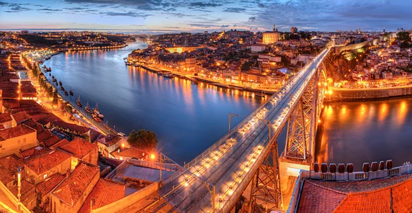 Porto, de rivier position en de brug bij nacht Stockafbeelding