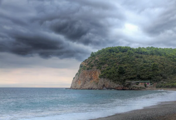 Gök gürültüsü fırtına kıyıdan at — Stok fotoğraf