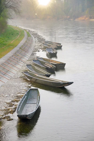 Row boats on a river bank — Stock Photo, Image