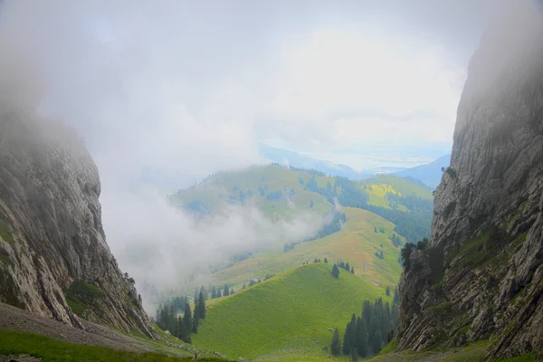 Vista do vale alpino com nuvens — Fotografia de Stock