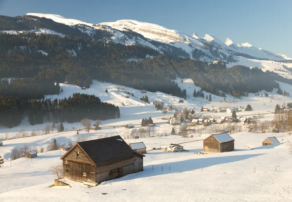 Stugor i dalen med bergstopparna churfirsten Schweiz, — Stockfoto