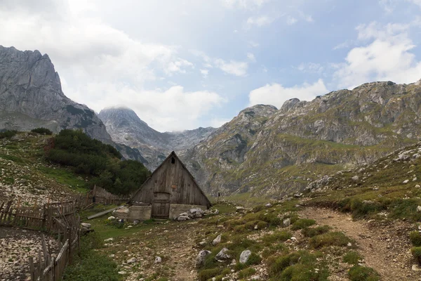 Cabana de madeira no Parque Nacional Durmitor, Montenegro — Fotografia de Stock
