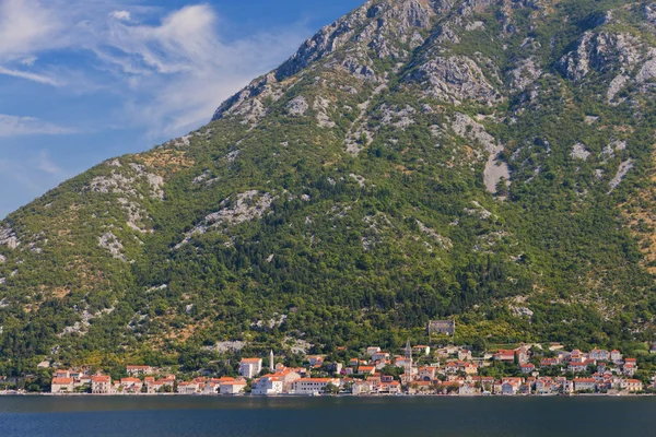 Ciudad vieja Budva en las montañas, Montenegro — Foto de Stock