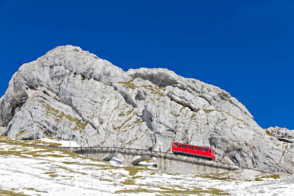 Tandrad trein bij pilatus, Zwitserland — Stockfoto