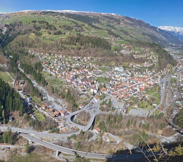 Pueblo suizo de montaña con gran ferrocarril y calle — Foto de Stock