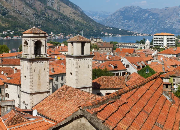 Střechy kotor s věžemi chrámu svatého tryphon, Černá Hora — Stock fotografie