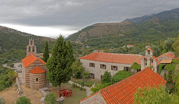 Röda takförsedd kyrka i montenegro berg — Stockfoto