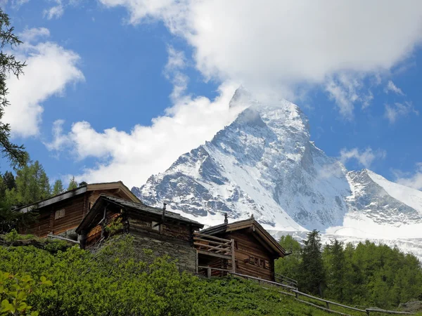 Casas de madeira em frente à famosa montanha Matterhorn — Fotografia de Stock