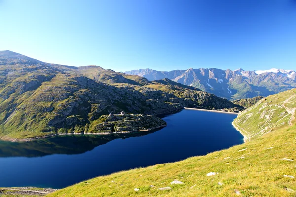 Temné alpské horské jezero — Stock fotografie