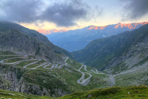 Old road with tight serpentines of the St. Gotthard pass — Stock Photo, Image