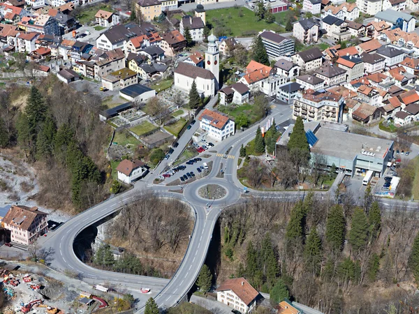 Piccola città di montagna con grandi infrastrutture stradali — Foto Stock