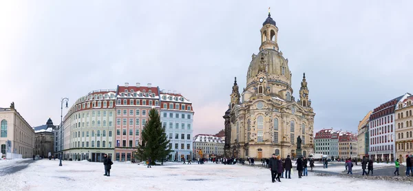 Turisté i místní stádo frauenkirche náměstí, Drážďany, Německo — Stock fotografie