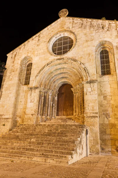 Коимбрская церковь Сантьяго ночью, Португалия — стоковое фото