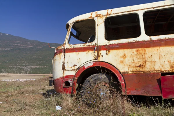 Autobus vrak ve vyprahlé krajině — Stock fotografie
