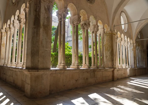 Cloister of franciscan monastery in Dubrovnik, Croatia, — Stock Photo, Image