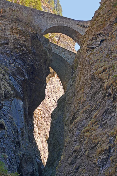 Broar över viamala canyon, Schweiz — Stockfoto