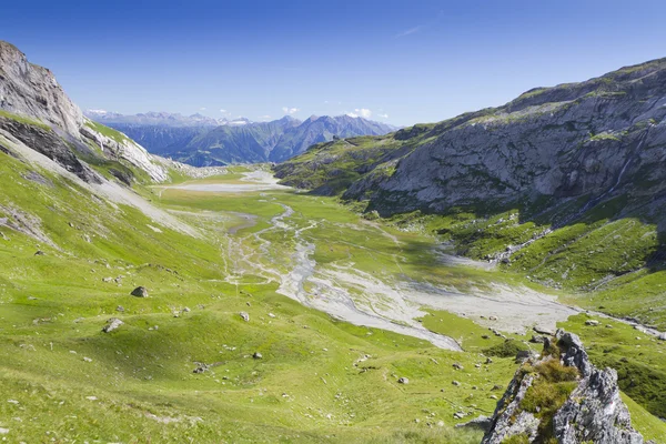 Plochá zelená alpská údolí — Stock fotografie