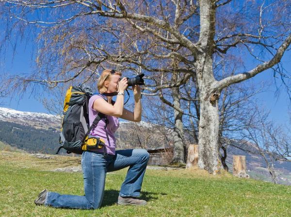 Pretty woman takes outdoor pictures — Stock Photo, Image